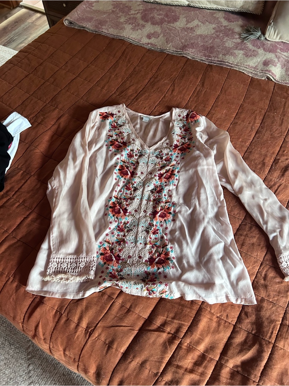 Sundance Light Pink Embroidered V-Neck Tunic with Floral Detail